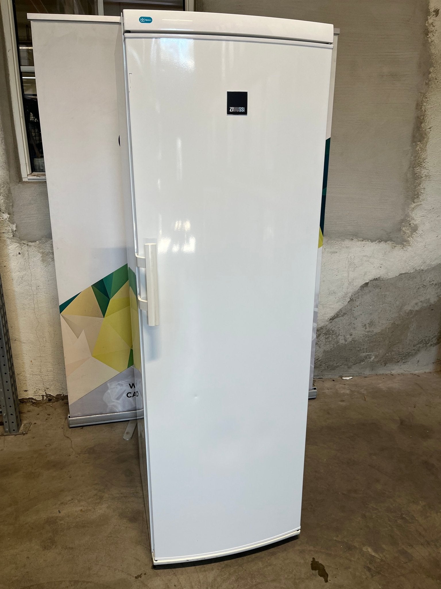 Zanussi ZRA40100WA – stort frittstående kjøleskap Kjøleskap - Norskombruk.no