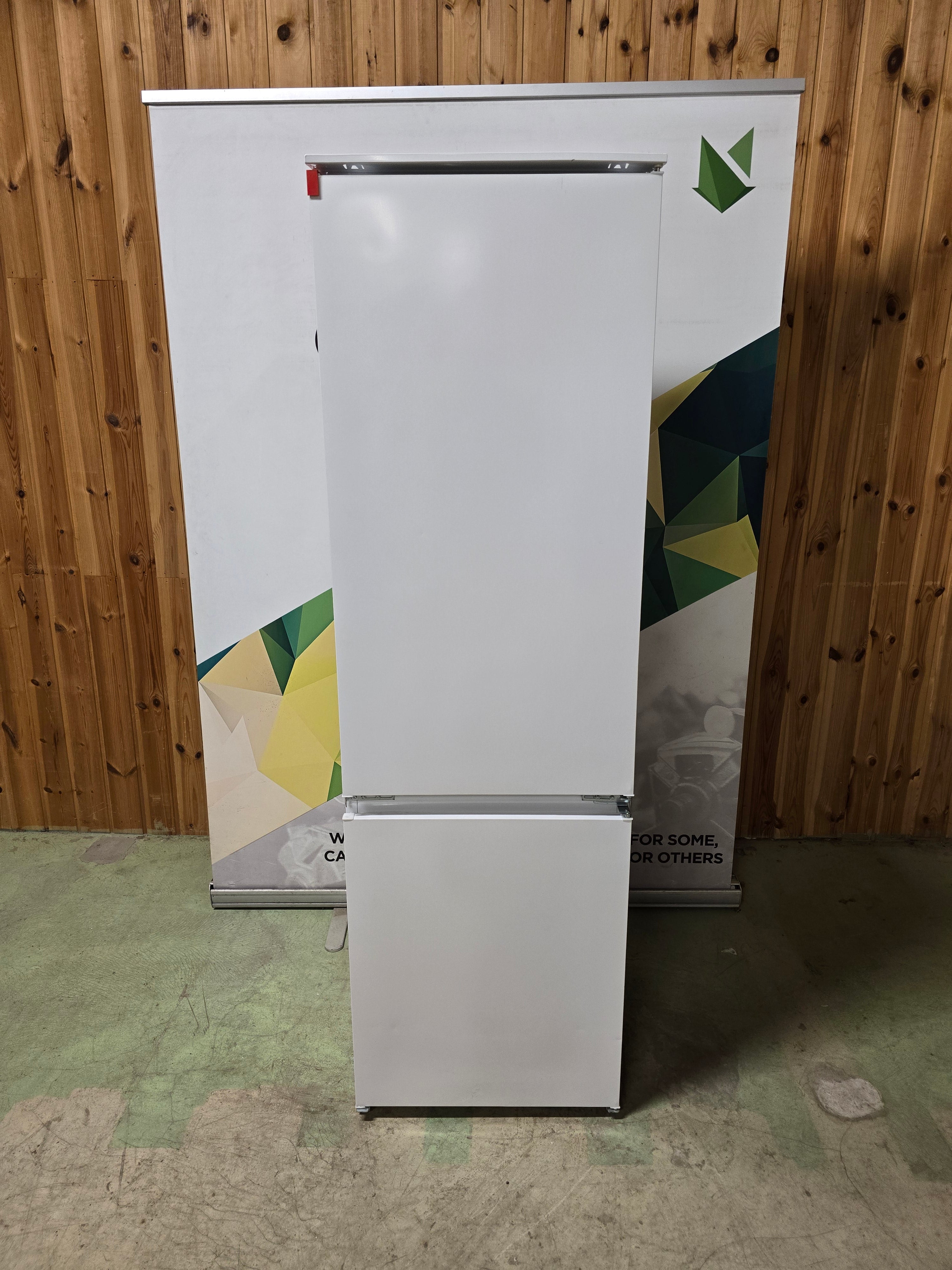 Electrolux 300 Pro LNT3LF18S integrert kombiskap