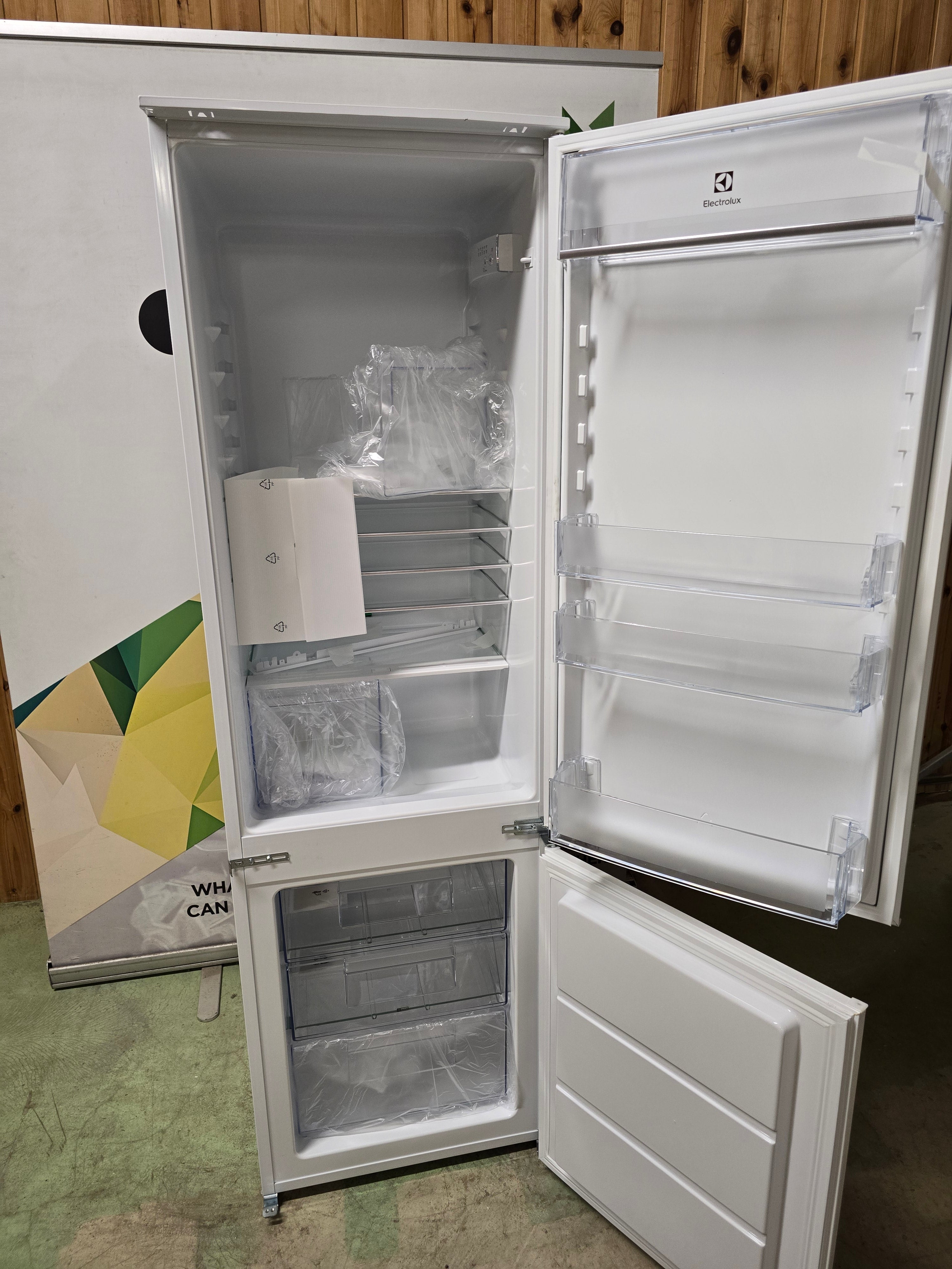 Electrolux 300 Pro LNT3LF18S integrert kombiskap