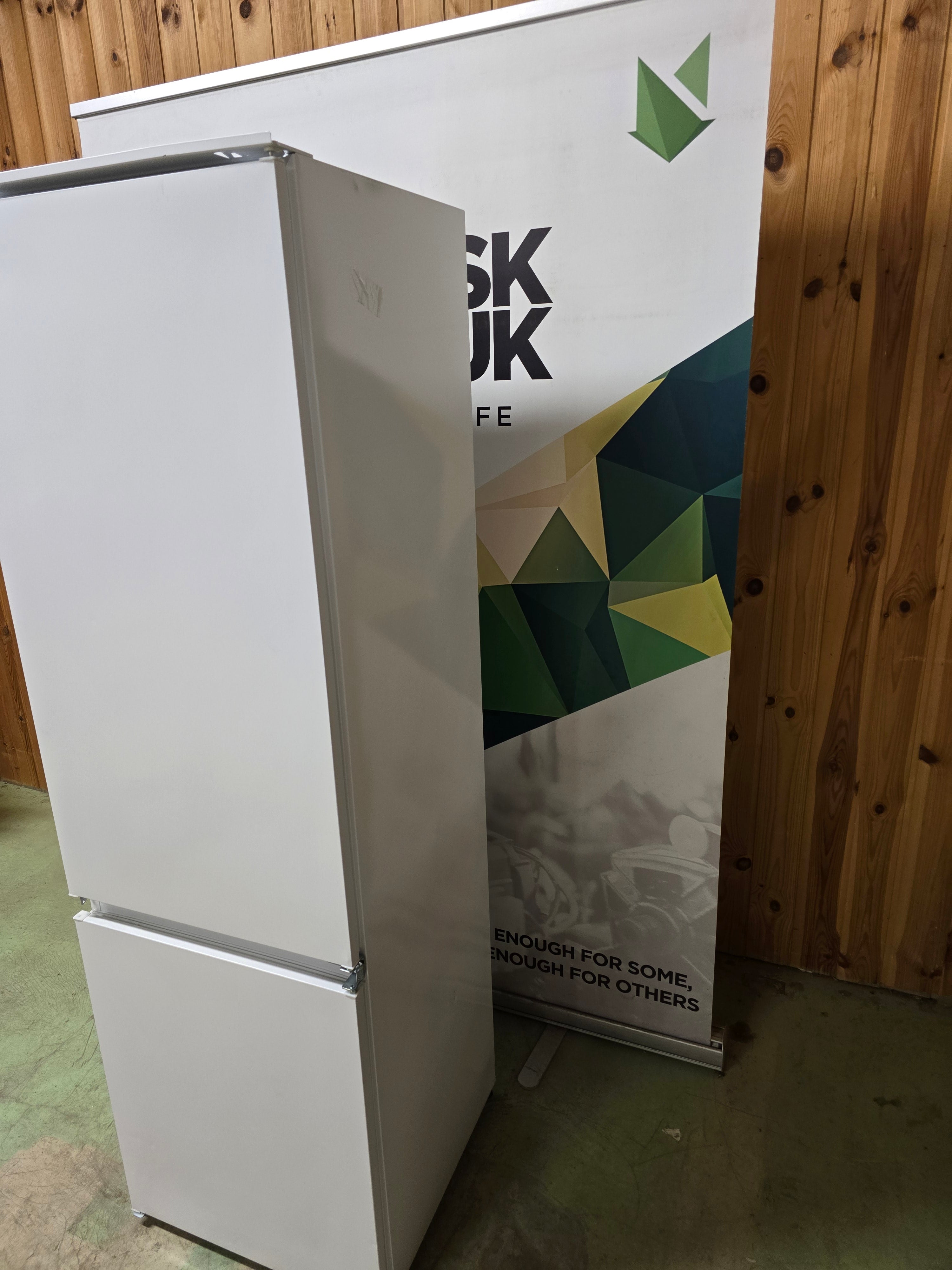 Electrolux 300 Pro LNT3LF18S integrert kombiskap