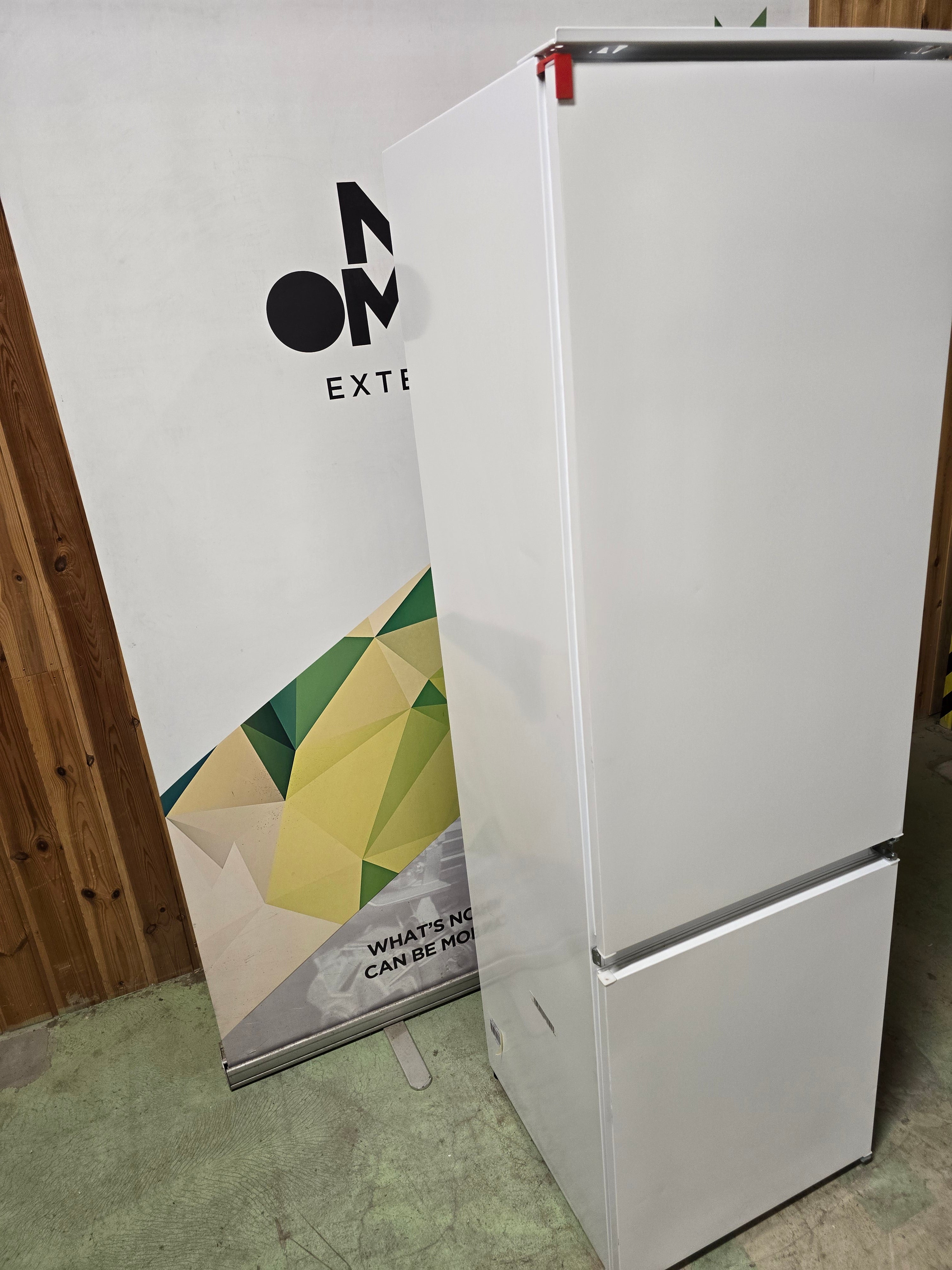Electrolux 300 Pro LNT3LF18S integrert kombiskap